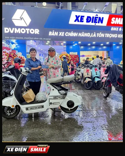 Khách nhận xe tại Xe Điện Smile