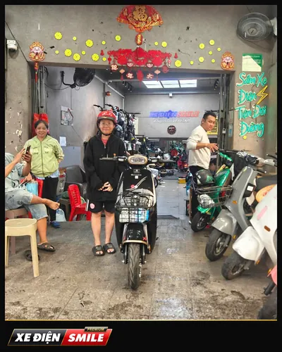 Khách nhận xe tại Xe Điện Smile