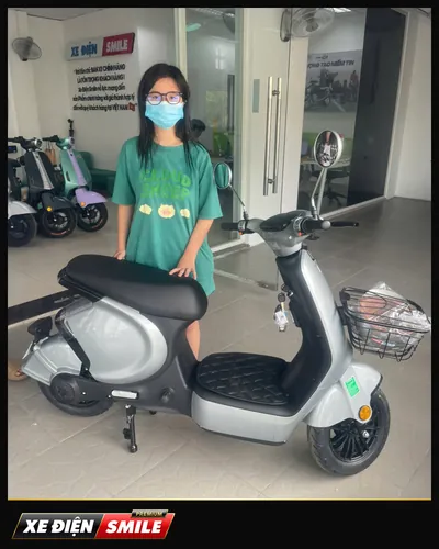 Khách nhận xe tại Xe Điện Smile