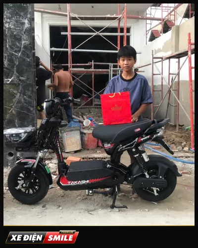 Khách nhận xe tại Xe Điện Smile