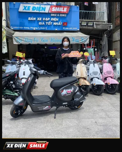 Khách nhận xe tại Xe Điện Smile