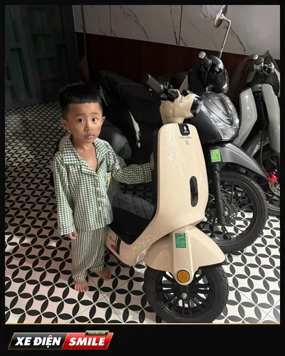 Khách nhận xe tại Xe Điện Smile