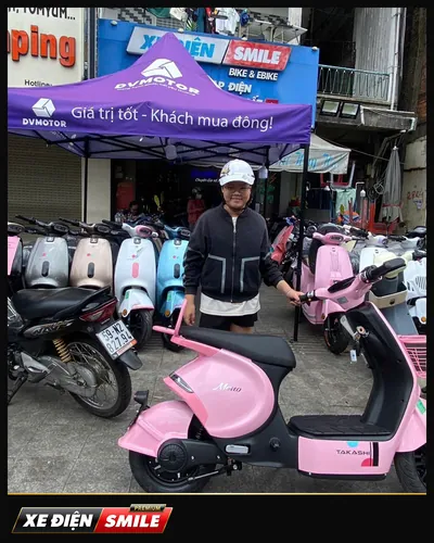 Khách nhận xe tại Xe Điện Smile