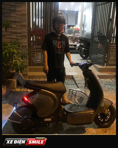 Khách nhận xe tại Xe Điện Smile