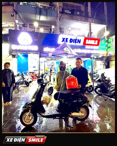 Khách nhận xe tại Xe Điện Smile
