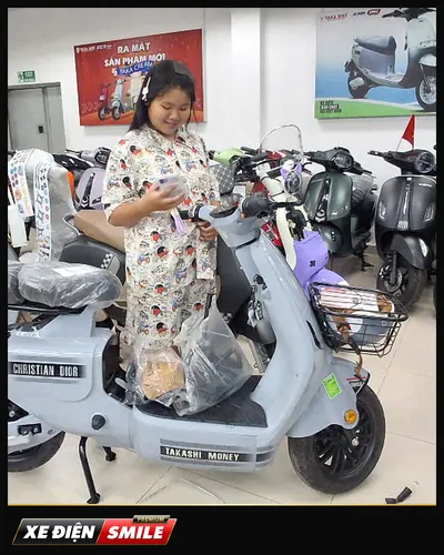 Khách nhận xe tại Xe Điện Smile