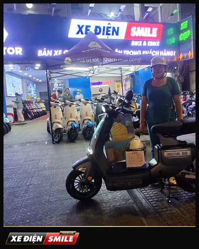Khách nhận xe tại Xe Điện Smile