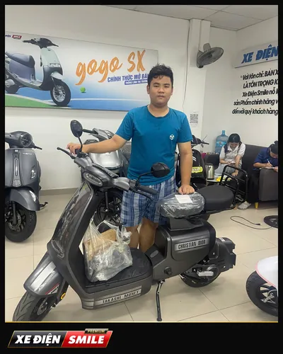 Khách nhận xe tại Xe Điện Smile
