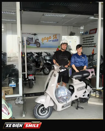 Khách nhận xe tại Xe Điện Smile