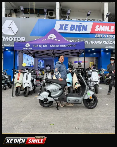 Khách nhận xe tại Xe Điện Smile