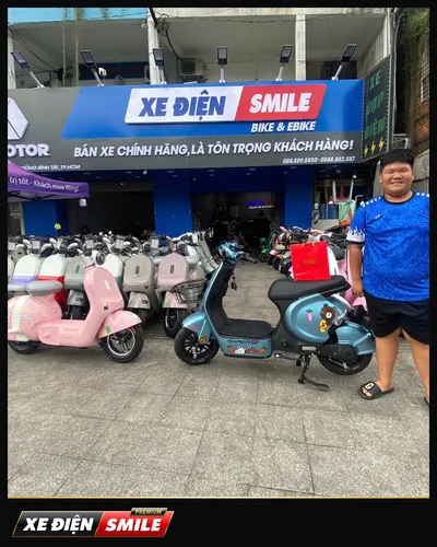 Khách nhận xe tại Xe Điện Smile