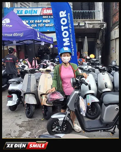 Khách nhận xe tại Xe Điện Smile
