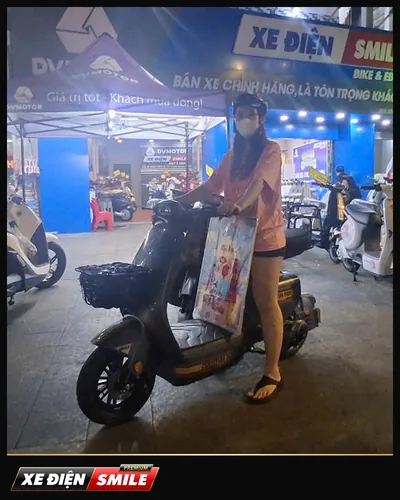Khách nhận xe tại Xe Điện Smile