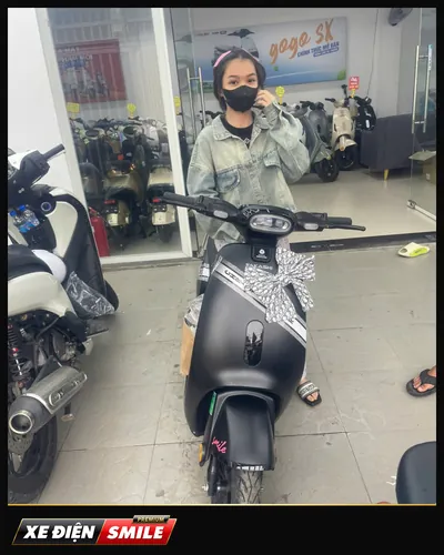 Khách nhận xe tại Xe Điện Smile