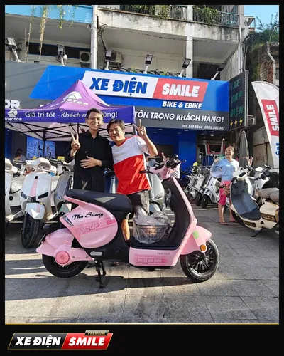 Khách nhận xe tại Xe Điện Smile