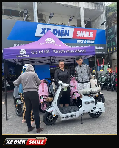Khách nhận xe tại Xe Điện Smile