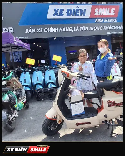 Khách nhận xe tại Xe Điện Smile