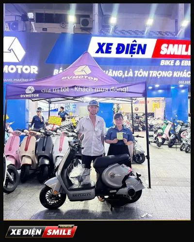 Khách nhận xe tại Xe Điện Smile
