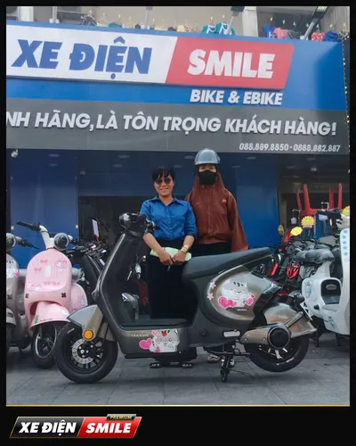Khách nhận xe tại Xe Điện Smile