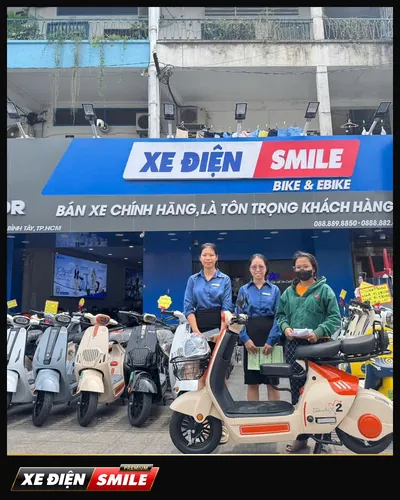Khách nhận xe tại Xe Điện Smile