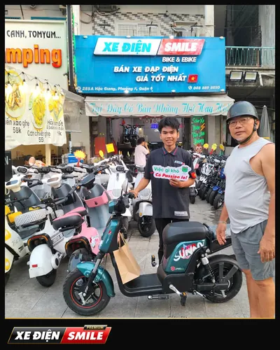 Khách nhận xe tại Xe Điện Smile