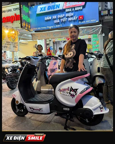 Khách nhận xe tại Xe Điện Smile