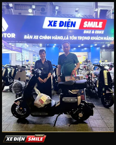 Khách nhận xe tại Xe Điện Smile