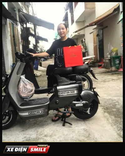 Khách nhận xe tại Xe Điện Smile