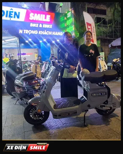 Khách nhận xe tại Xe Điện Smile