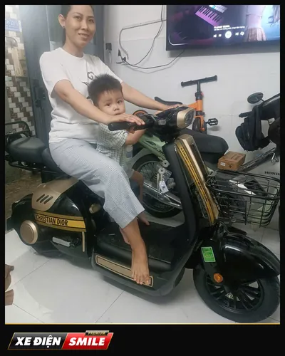 Khách nhận xe tại Xe Điện Smile