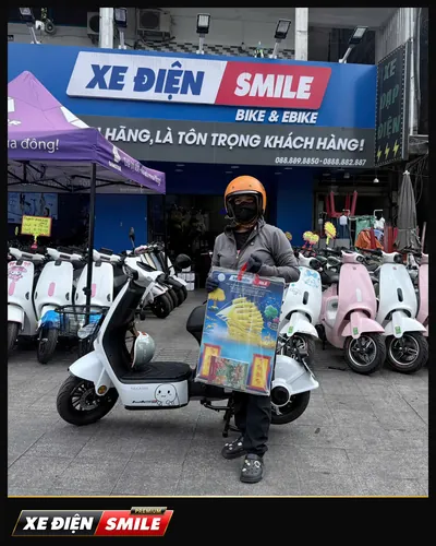 Khách nhận xe tại Xe Điện Smile