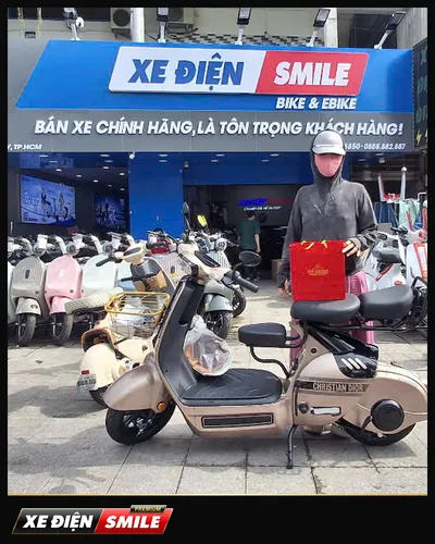 Khách nhận xe tại Xe Điện Smile