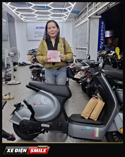 Khách nhận xe tại Xe Điện Smile