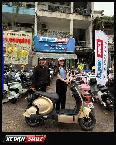 Khách nhận xe tại Xe Điện Smile