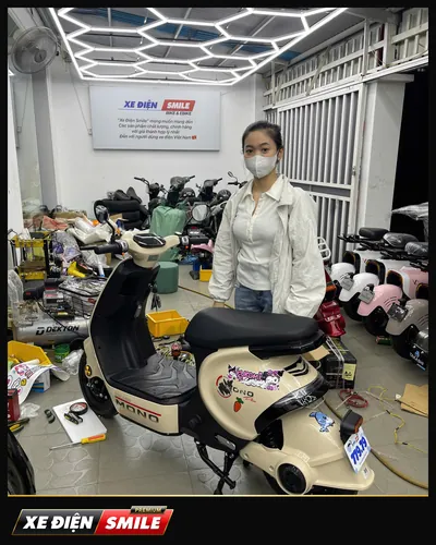 Khách nhận xe tại Xe Điện Smile